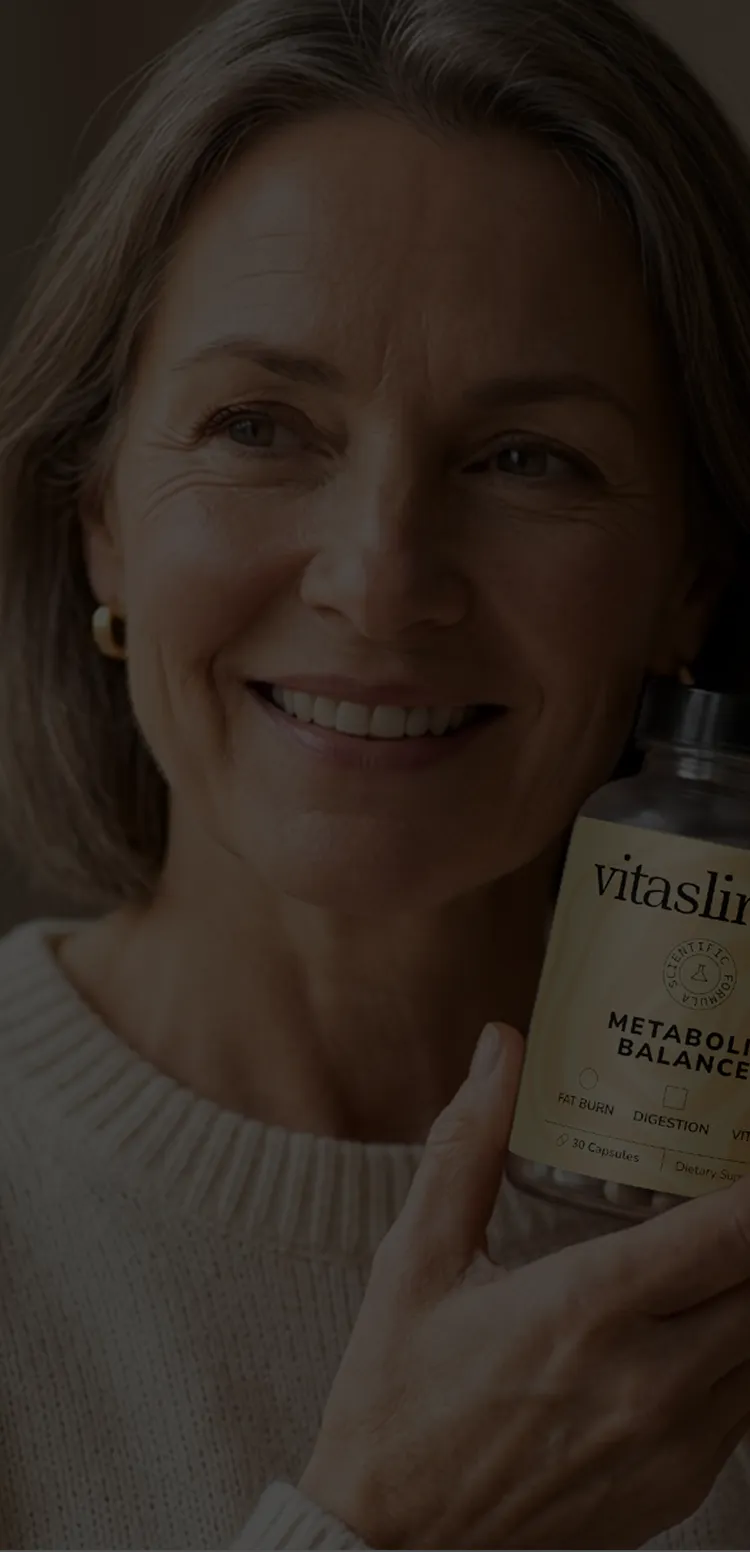 Femme souriante tenant un flacon de Vitaslimex